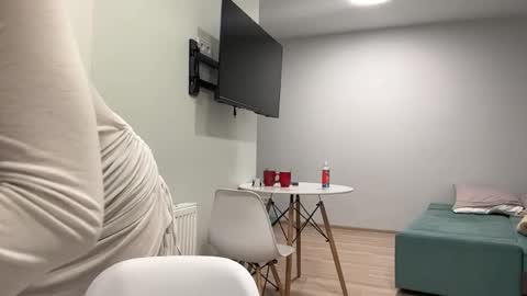 Snapshot of peachy_keens chatting on April 19, 2026, 5:45 pm Peachy online show from April 19, 2026, 5:45 pm