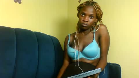 Snapshot of peachy_mummie chatting on September 8, 2025, 9:47 pm peachie online show from September 8, 2025, 9:47 pm