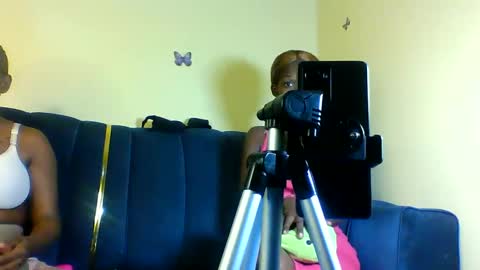 Snapshot of peachy_mummie chatting on November 9, 2025, 8:07 pm peachie online show from November 9, 2025, 8:07 pm