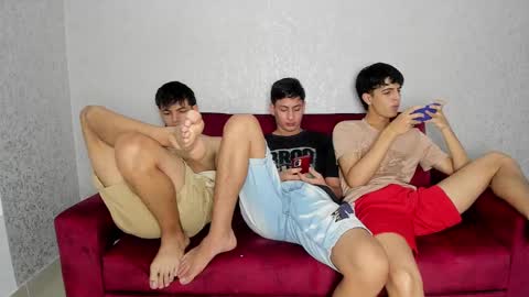 Snapshot of pelusos_mens chatting on December 19, 2024, 8:55 pm CAIN-19 ALLEN-18 RONALD-18 AUSTIN-18 MOD DANTE online show from December 19, 2024, 8:55 pm
