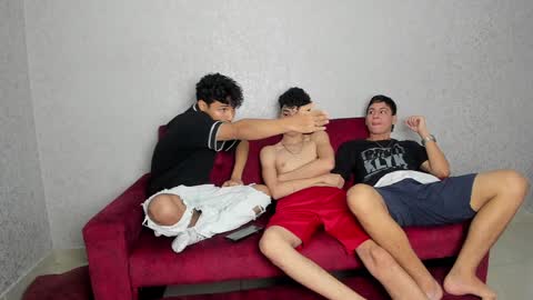 Snapshot of pelusos_mens chatting on January 8, 2025, 8:50 pm CAIN-19 ALLEN-18 RONALD-18 AUSTIN-18 MOD DANTE online show from January 8, 2025, 8:50 pm