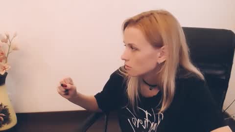 Mia online show from September 10, 2025, 9:53 am