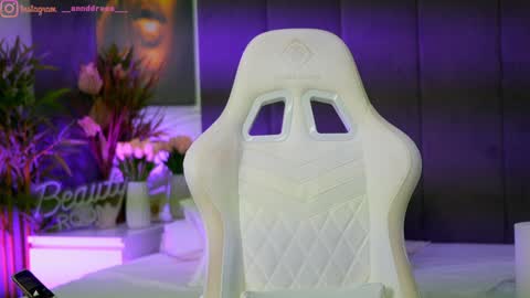 Dee online show from November 7, 2025, 2:06 pm