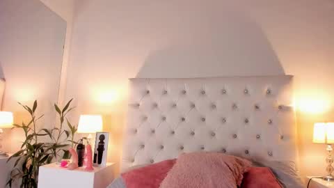 PERLA online show from October 15, 2025, 4:23 am