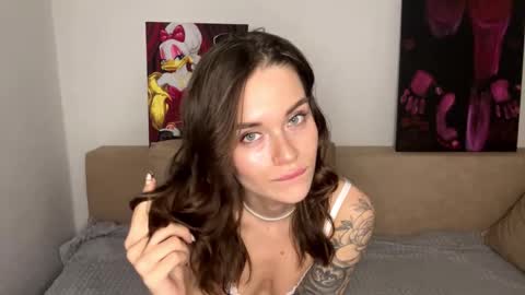 Oliver and Leona online show from December 18, 2025, 2:23 pm