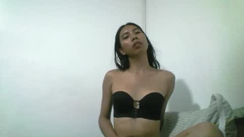 Snapshot of petite_dicklover chatting on June 11, 2026, 8:12 am Yuriee online show from June 11, 2026, 8:12 am
