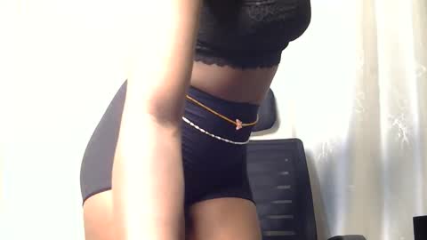 Snapshot of petite_freakette chatting on March 21, 2026, 8:34 pm Moon online show from March 21, 2026, 8:34 pm