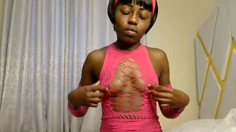 Snapshot of petite_freakette chatting on April 11, 2026, 5:34 am Moon online show from April 11, 2026, 5:34 am