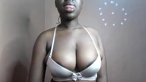 Snapshot of petitemomma76379 chatting on June 7, 2026, 7:01 am sexy chocolate online show from June 7, 2026, 7:01 am