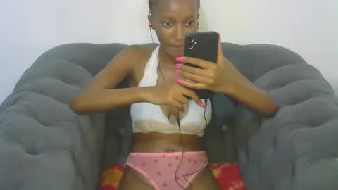 Snapshot of petitpearl chatting on February 14, 2025, 7:54 pm petitpearl online show from February 14, 2025, 7:54 pm