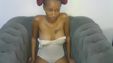 Snapshot of petitpearl chatting on February 23, 2025, 3:40 pm petitpearl online show from February 23, 2025, 3:40 pm