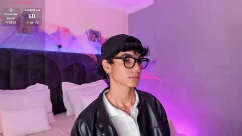 Phillip online show from October 21, 2025, 11:38 pm