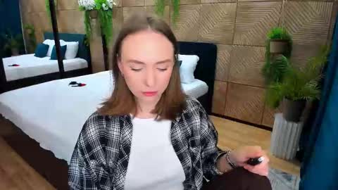Emelie online show from September 21, 2025, 10:17 am