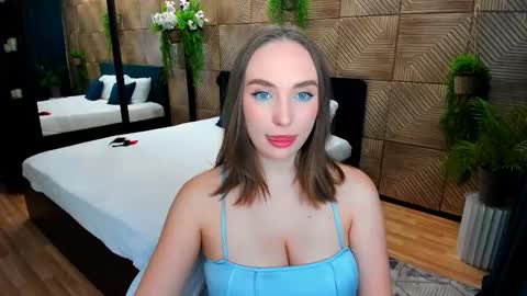 Emelie online show from September 29, 2025, 8:13 pm