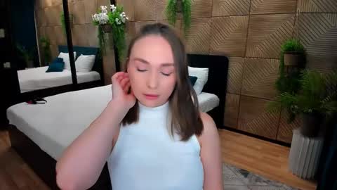 Emelie online show from October 17, 2025, 4:09 pm