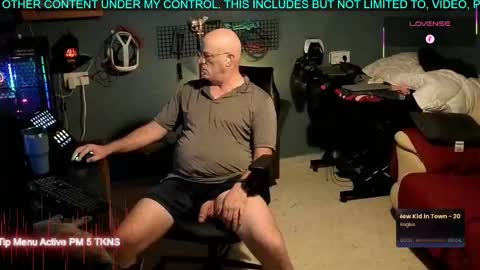 Snapshot of pilot_dave_69 chatting on October 26, 2025, 5:24 am Dave online show from October 26, 2025, 5:24 am