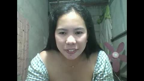 Snapshot of pinaychubbymomm chatting on February 2, 2026, 3:05 am pinaychubbymomm online show from February 2, 2026, 3:05 am