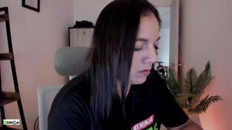 Snapshot of pink_kitten_ chatting on May 4, 2026, 12:12 pm Eli online show from May 4, 2026, 12:12 pm