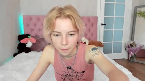 Snapshot of pink_lila18 chatting on September 15, 2025, 9:42 am pink_lila18 online show from September 15, 2025, 9:42 am