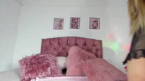 pink_rose5 online show from November 8, 2025, 2:34 am