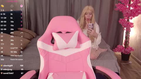 Snapshot of pinky_p1e69 chatting on October 3, 2025, 9:23 pm Elis online show from October 3, 2025, 9:23 pm