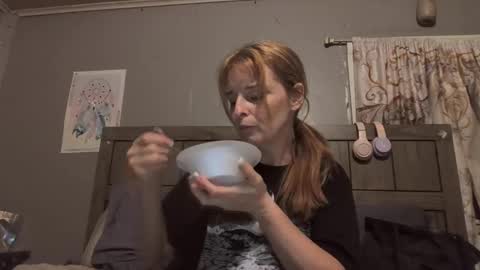 Snapshot of pizzedwife chatting on May 13, 2026, 2:42 am pizzedwife online show from May 13, 2026, 2:42 am