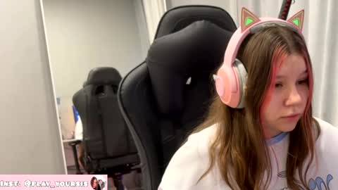 play_sisvalery online show from November 14, 2025, 9:02 pm