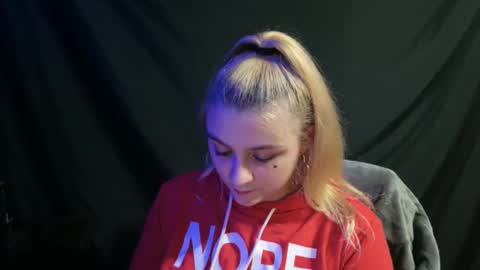 Snapshot of playfulpixxxie chatting on December 11, 2024, 4:09 pm Playfulpixiee online show from December 11, 2024, 4:09 pm