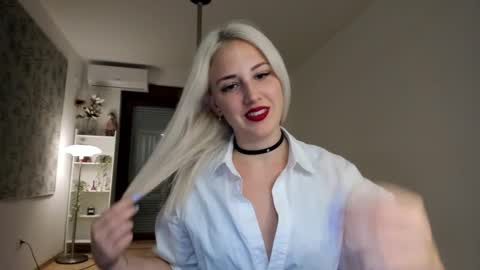 Kira online show from November 3, 2025, 1:12 pm