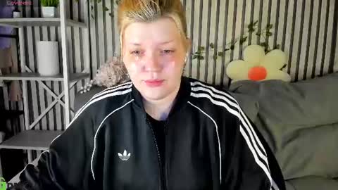 Snapshot of polly__mayer chatting on July 6, 2026, 1:02 am Polly online show from July 6, 2026, 1:02 am