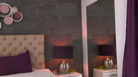 polly_curiouss online show from May 6, 2026, 4:01 pm