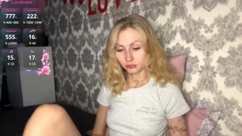 Snapshot of porshes chatting on September 15, 2025, 4:23 am HERES SILVIA AND OlIVIA WELCOME EVERYONE LOVENSE DOMI REACT TO YOUR TIPS LETS MAKE A GREAT SHOW TOGETHER online show from September 15, 2025, 4:23 am