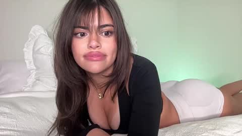 Snapshot of poutyselena chatting on February 20, 2025, 1:36 am Selena online show from February 20, 2025, 1:36 am