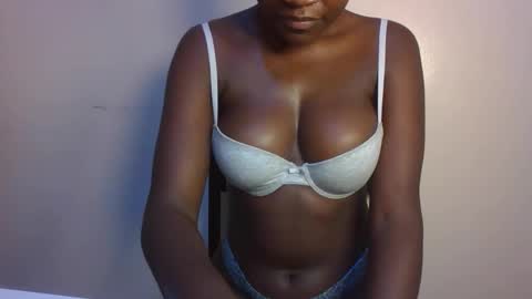 pretty_lucie online show from April 7, 2026, 4:07 pm