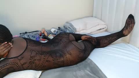 Essy online show from November 9, 2025, 5:55 pm