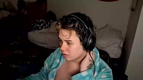 Snapshot of prettyandpeachy chatting on November 13, 2025, 10:41 pm Mistress Mallad online show from November 13, 2025, 10:41 pm