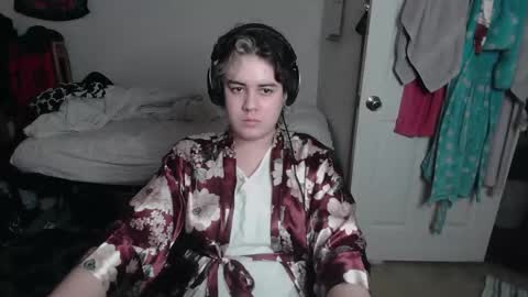 Snapshot of prettyandpeachy chatting on December 23, 2025, 12:41 am Mistress Mallad online show from December 23, 2025, 12:41 am