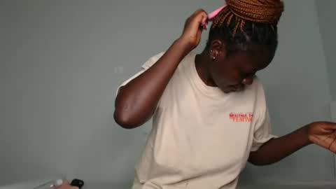 Snapshot of prettyliz1999 chatting on February 13, 2025, 7:03 am Lizzy online show from February 13, 2025, 7:03 am