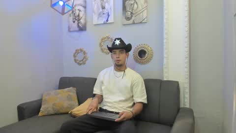 prince_arthur77 online show from February 2, 2025, 12:46 pm