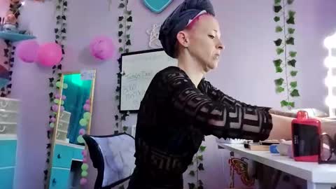 Purple2StayThnxxx online show from October 29, 2025, 3:25 pm