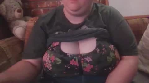 Snapshot of qtbisuccubi chatting on March 2, 2026, 9:10 pm Br4tty Bunny online show from March 2, 2026, 9:10 pm