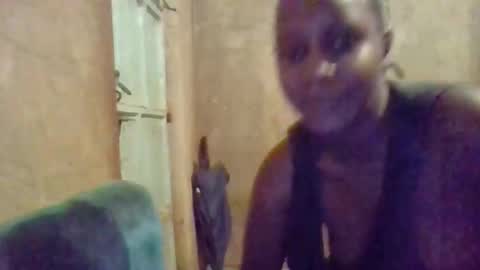 Snapshot of queen014 chatting on November 9, 2025, 12:42 am queen014 online show from November 9, 2025, 12:42 am