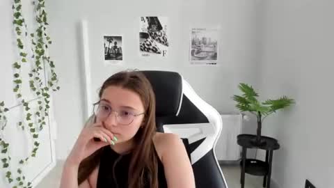 Amelie online show from June 19, 2026, 9:02 am
