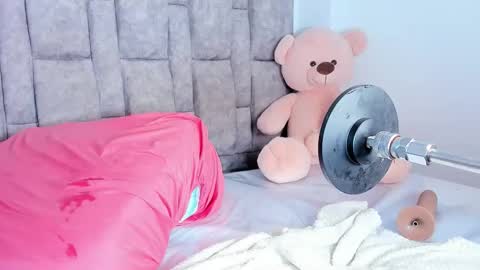 Snapshot of queen_yully chatting on February 19, 2026, 11:50 am queen_yully online show from February 19, 2026, 11:50 am