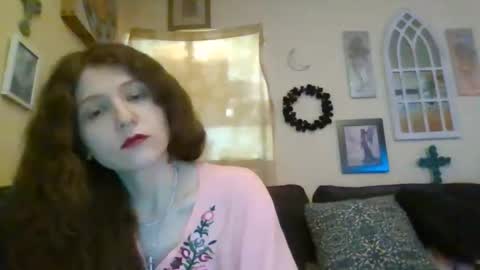queencrimsonlvx online show from April 21, 2026, 12:11 pm