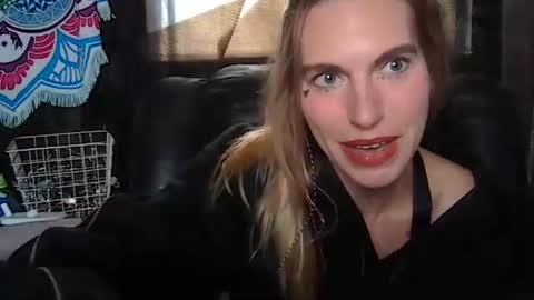 Queen Hazy online show from November 4, 2025, 5:45 pm