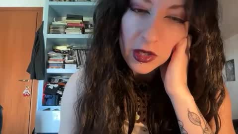 queenselket online show from April 22, 2026, 10:28 am