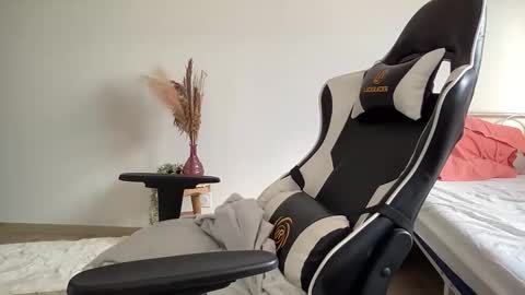 Quinnyelena online show from December 16, 2025, 11:37 am