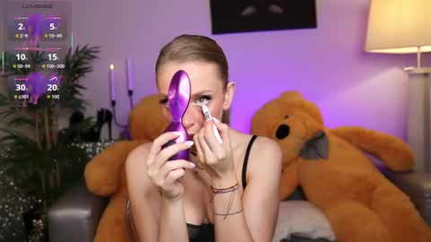 Nova Hollis online show from December 3, 2025, 3:25 am