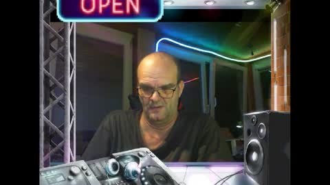 Snapshot of r_2d2_ chatting on January 4, 2025, 11:38 pm dj mike online show from January 4, 2025, 11:38 pm